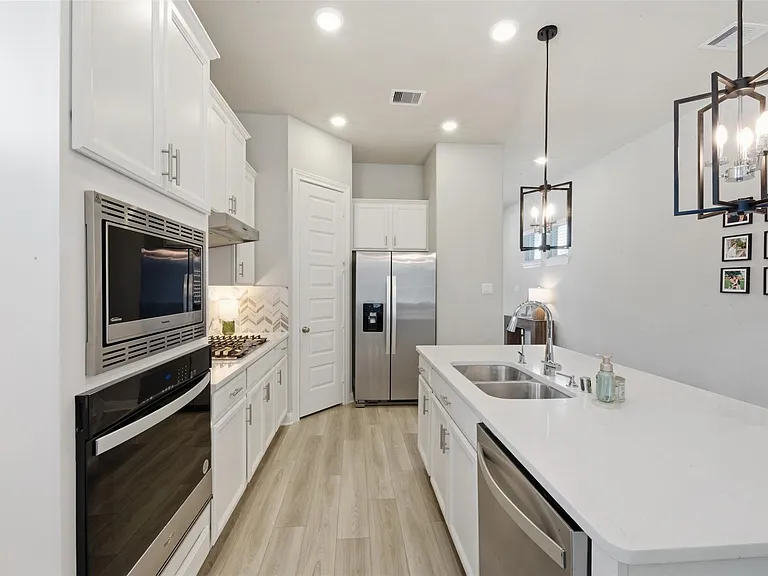 2406 Driftwood Trl — Photo 6