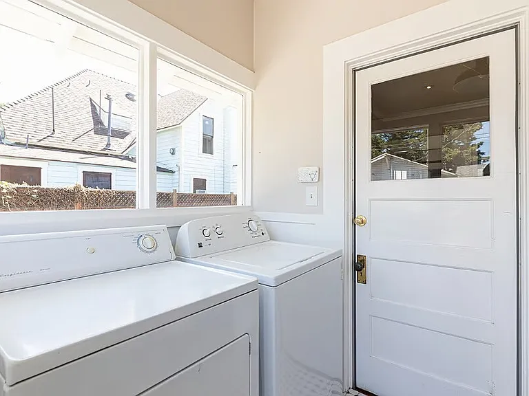 125 E Alvarado St — Photo 22