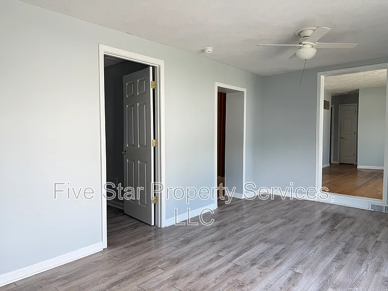 1028 W Iles Ave — Photo 8