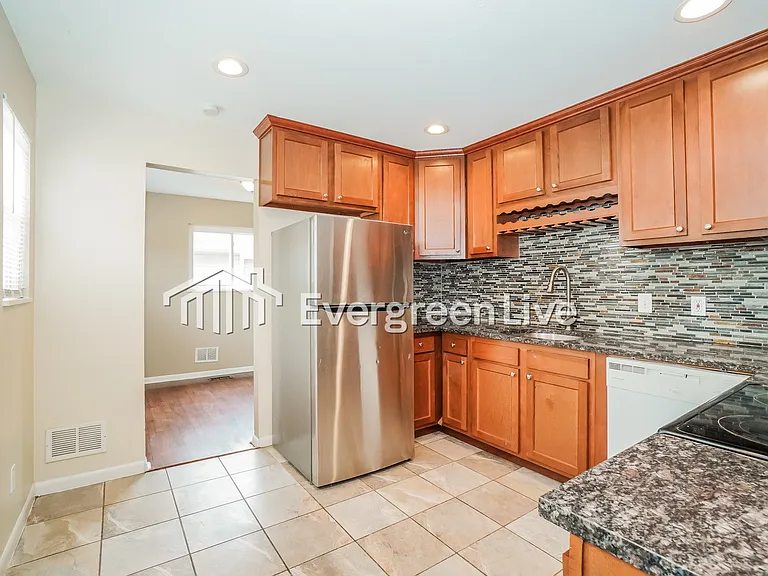 1452 Avenue Dr — Photo 9