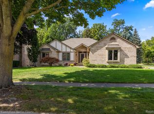 39965 Wilmette Dr, Sterling Heights, MI 48313
