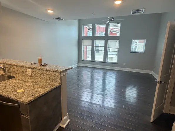 61 Howard St #431, Watertown, MA 02472