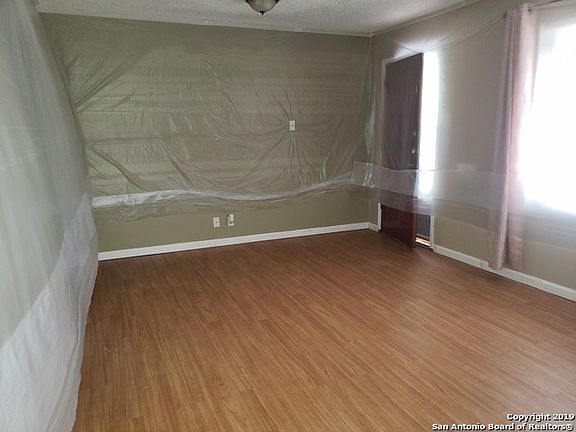 4th image of 570 Como St