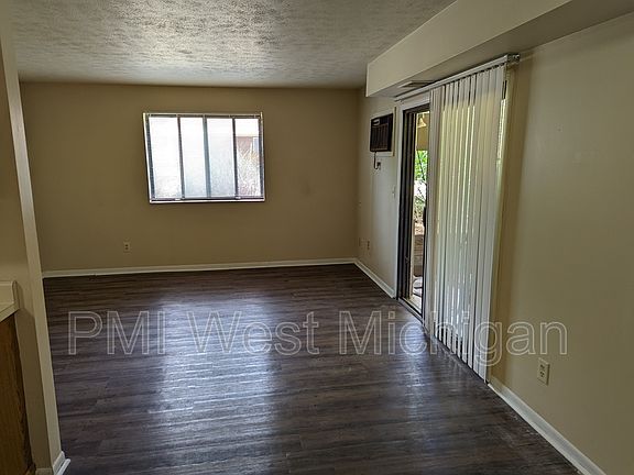 3rd image of 6052 In The Pines Dr SE