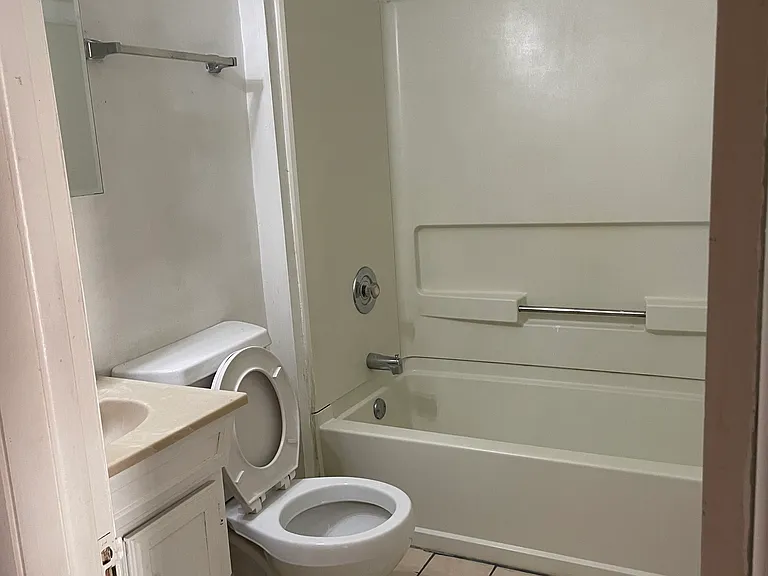 106 N Pine St #1R — Photo 4