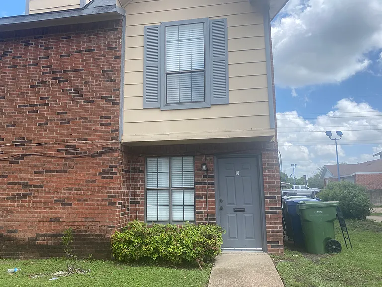 2826 Wimbledon Ct #D — Photo 2
