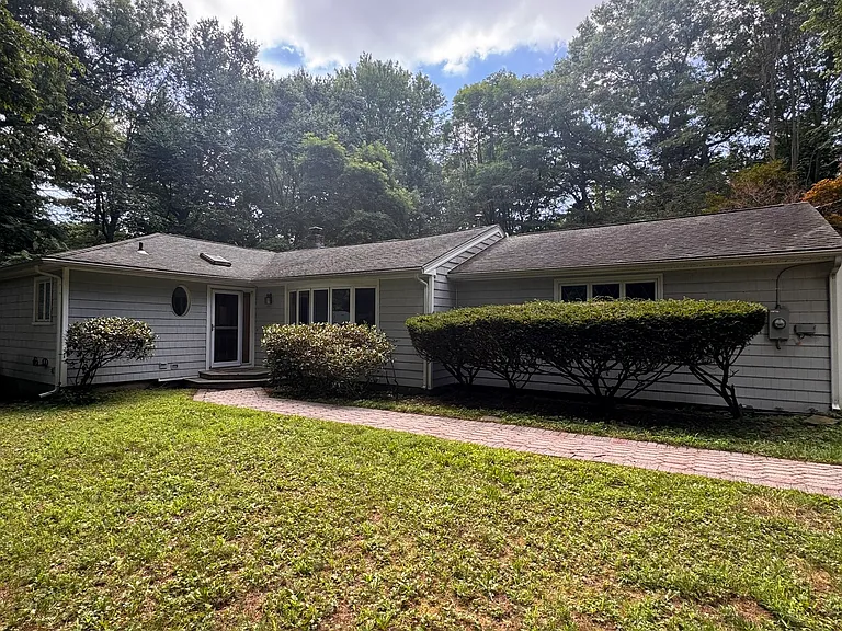 8 Midwood Rd — Photo 1