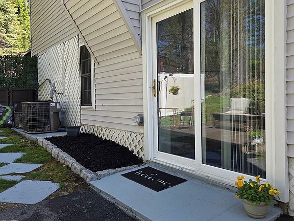 3rd image of 29 Sugarbush Ct