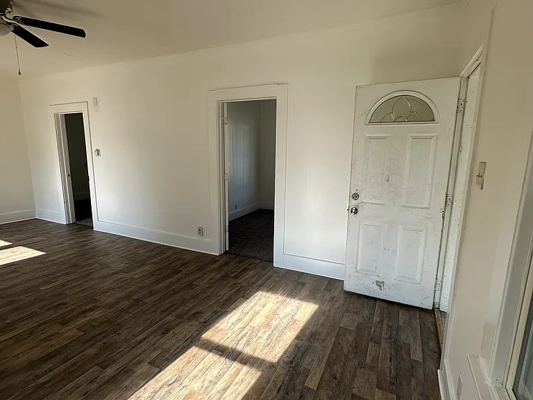 1403 W 4th St — Photo 3