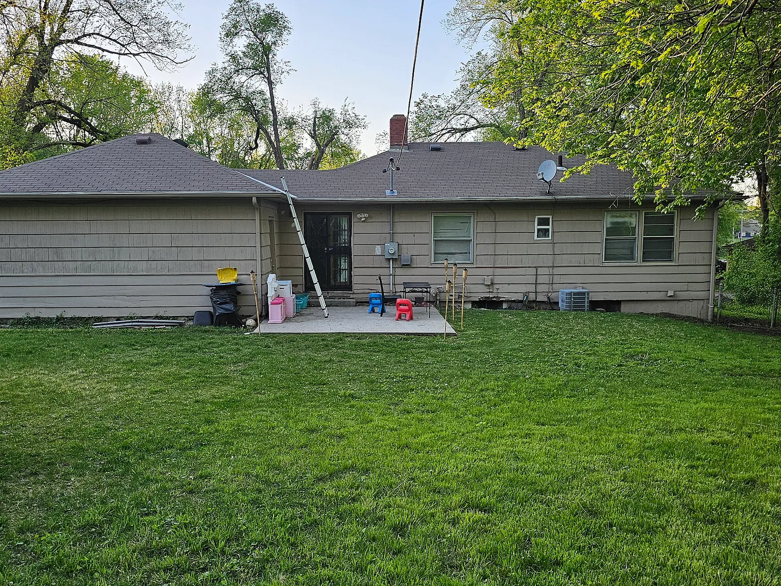 3 bed, 1.5 bath, 1400 sqft, $1,700 — Photo 2
