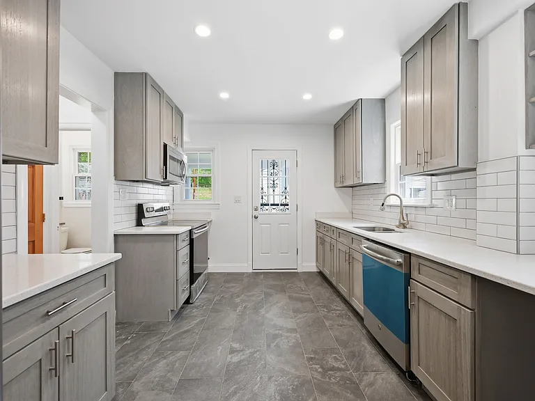 4453 S Dakota Ave NE — Photo 10