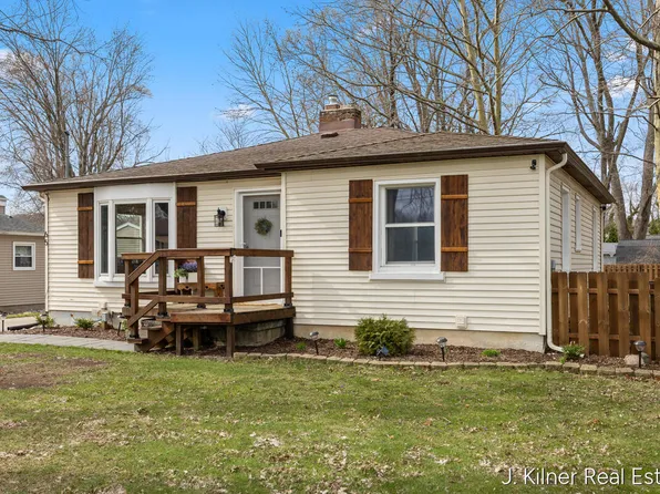 65 Betty St NE, Comstock Park, MI 49321