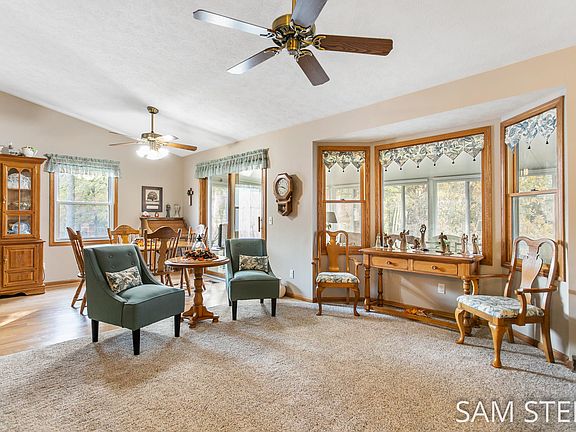 4th image of 6667 Estate Dr SW