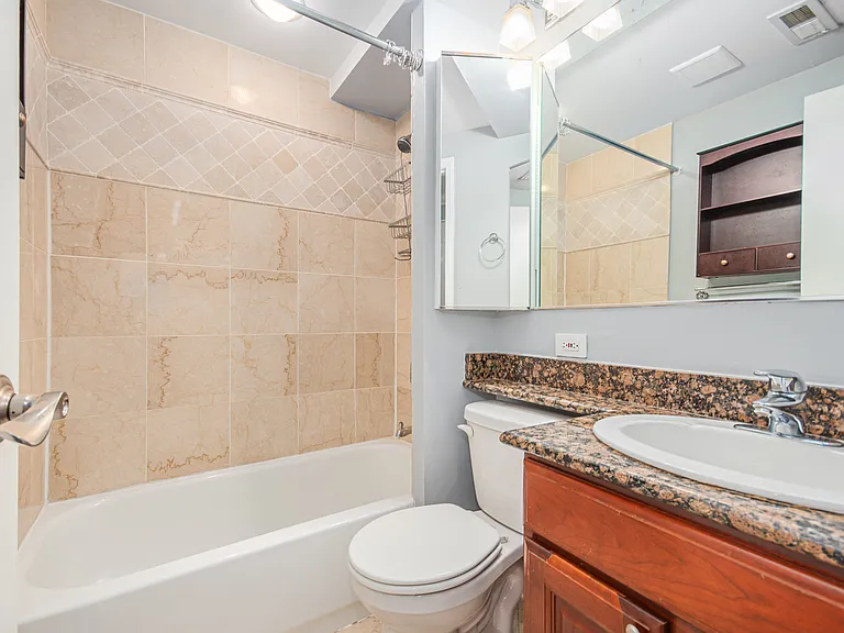 747 N Sedgwick St — Photo 12