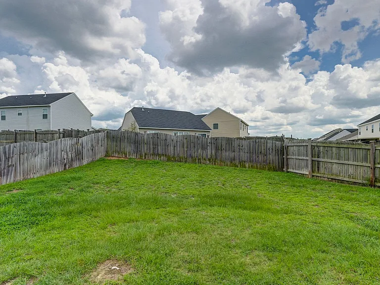 357 Finch Ln — Photo 4