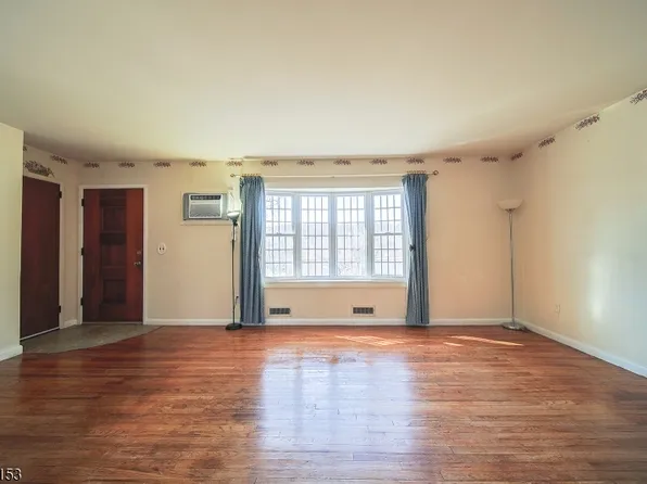 50 Knolls Rd, Bloomingdale Boro, NJ 07403