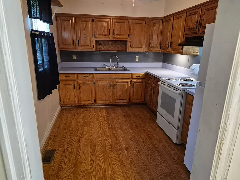 210 Foster St — Photo 5
