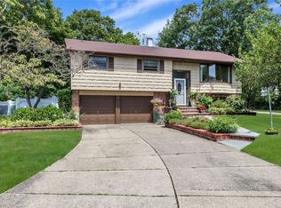 99 Claridge Ln, East Islip, NY 11730