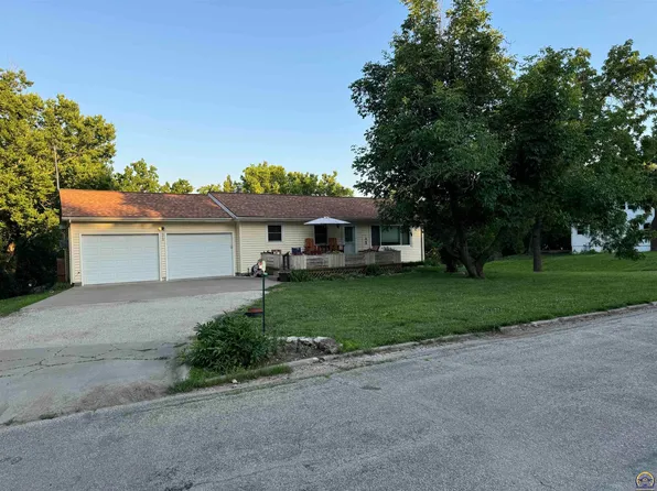 310 Locust St, Eskridge, KS 66423