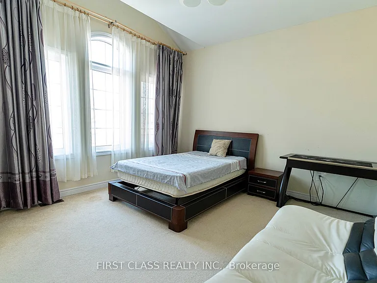 60 Wozniak Cres — Photo 12