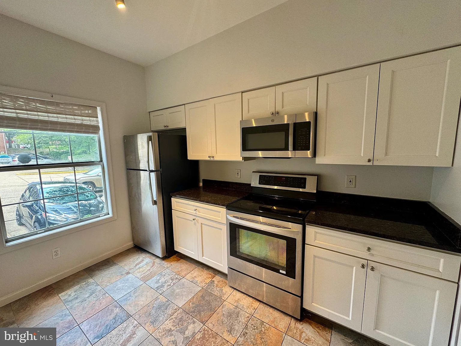 3 bed, 3.5 bath, 1652 sqft, $3,200 — Photo 2