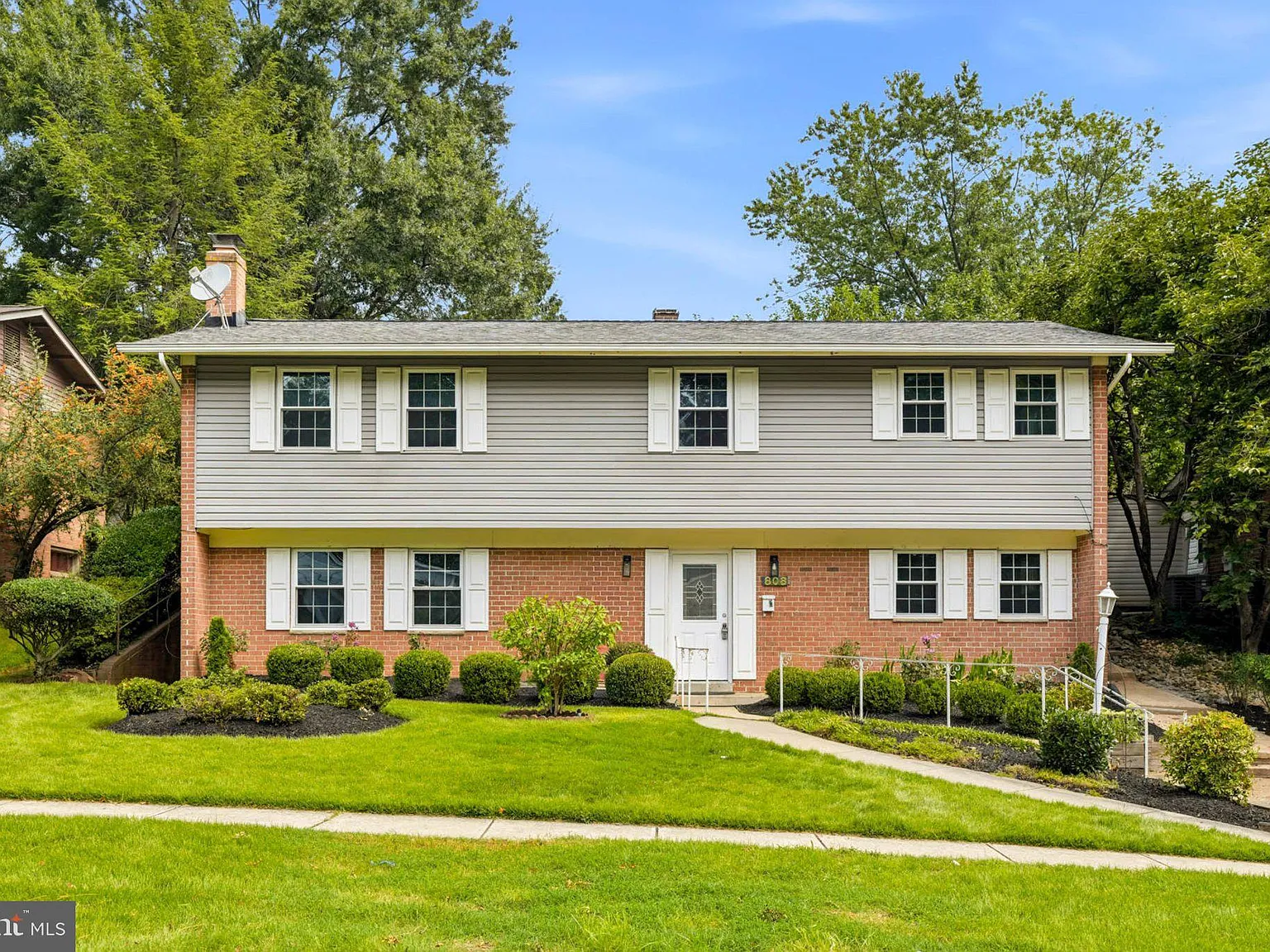 6 bed, 3.0 bath, 2668 sqft, $4,000 — Photo 2