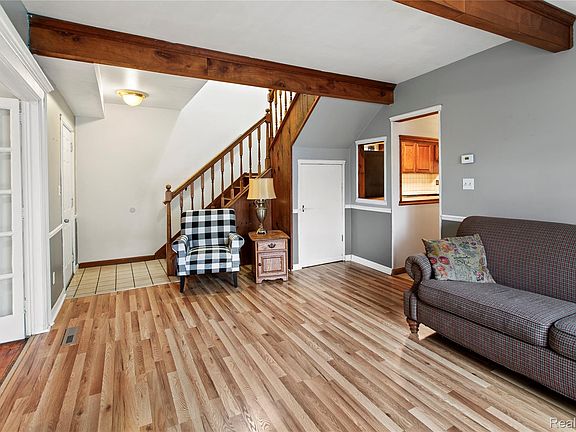 2nd image of 225 W Ridge St