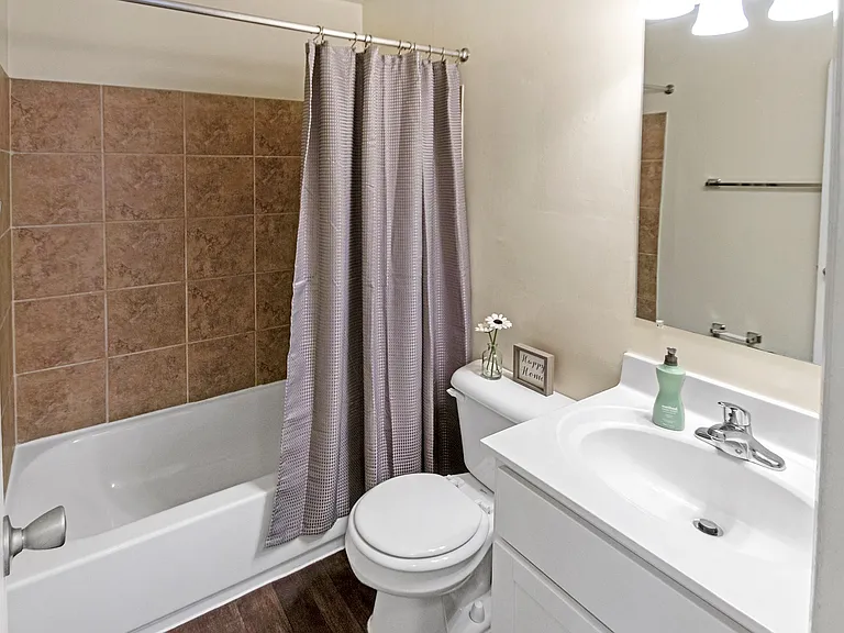 Romaine Court — Photo 17