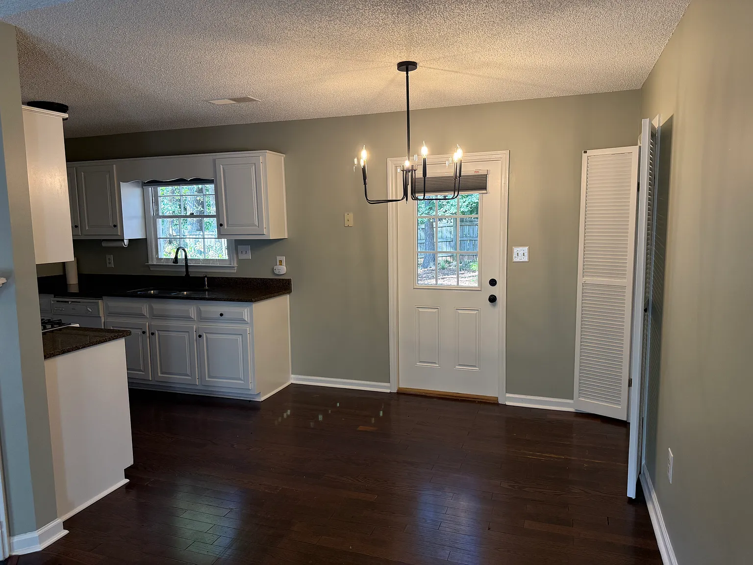 3 bed, 1250 sqft, $2,200 — Photo 3