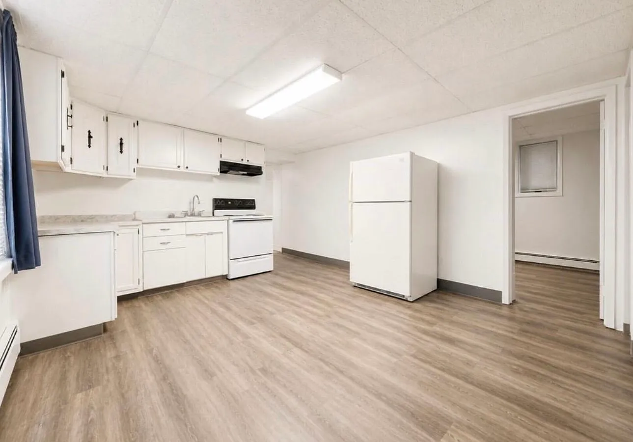 3 bed, 800 sqft, $1,350 — Photo 2