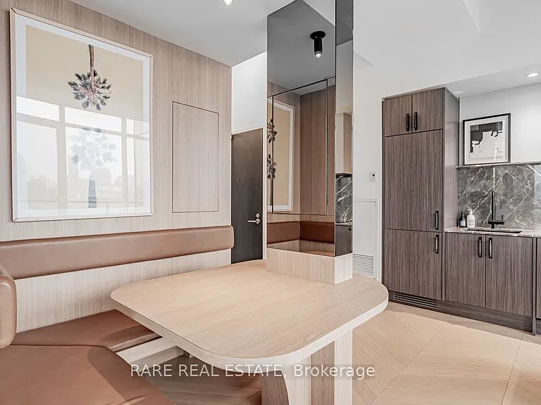 297 College St #Penthouse 5 — Photo 7