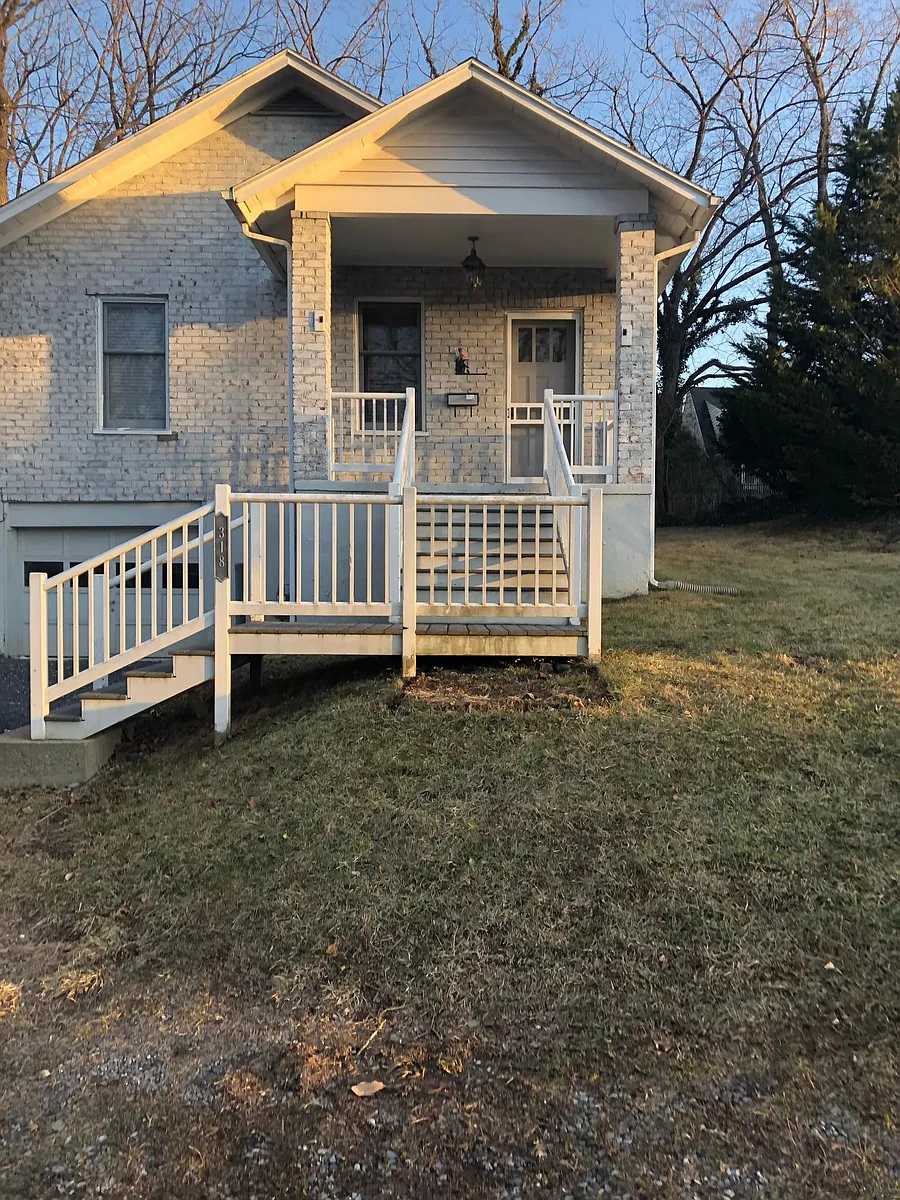 Building Photo - 318 Myers St