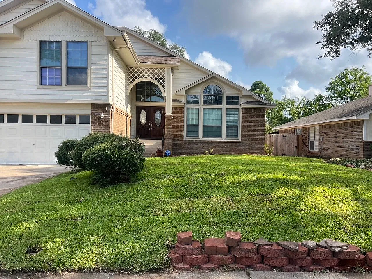 4 bed, 2.5 bath, 2282 sqft, $2,400 — Photo 2