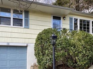 34 Sherwood Dr, Larchmont, NY 10538
