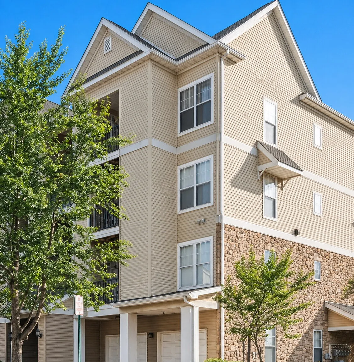 1 bed, 1.0 bath, 754 sqft, $1,875 — Photo 1
