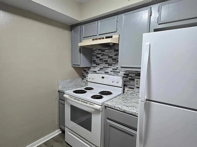1329 Windsor St #2 — Photo 3