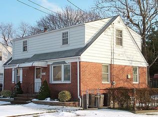 582 Ocean Ave, Massapequa, NY 11758
