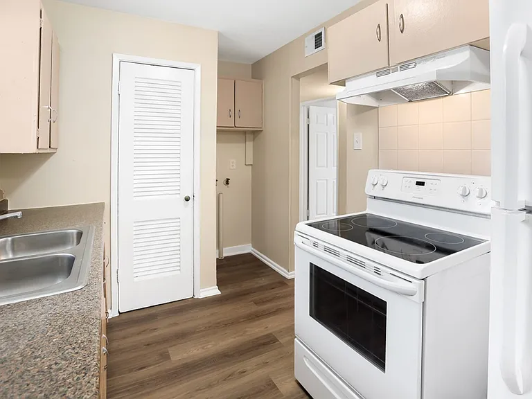 115 Harcourt Ave — Photo 12