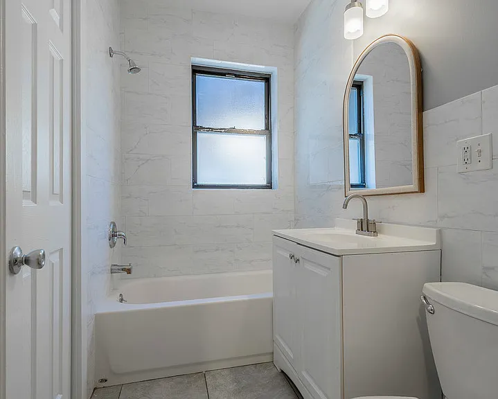 2056 W Arthur Ave #3W — Photo 4