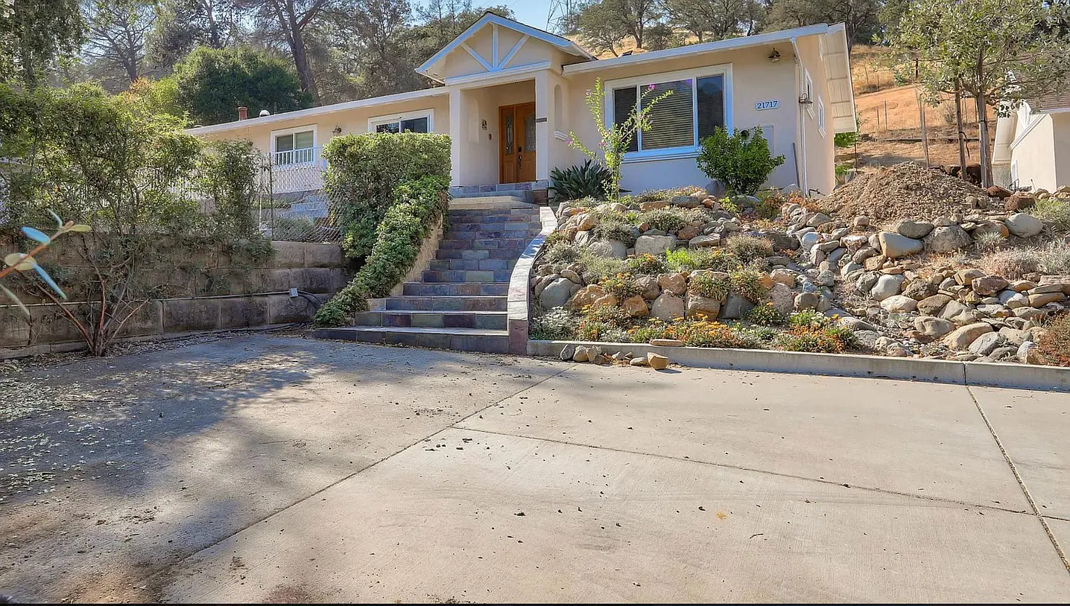 21717 Almaden Rd photo 1