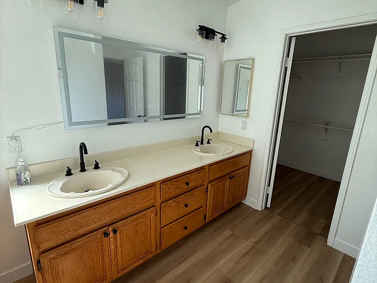 711 Canterbury Cir — Photo 18