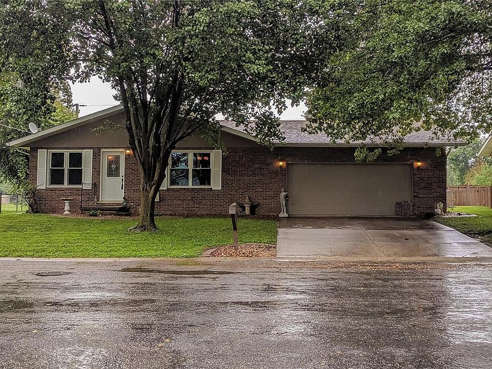 1st image of 210 Sunflower Dr