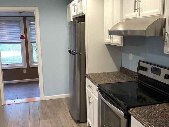863 Walnut St - Galley Kitchen - Appliances Included