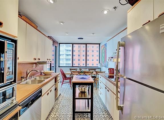 4th image of 1581 Brickell Ave APT 405