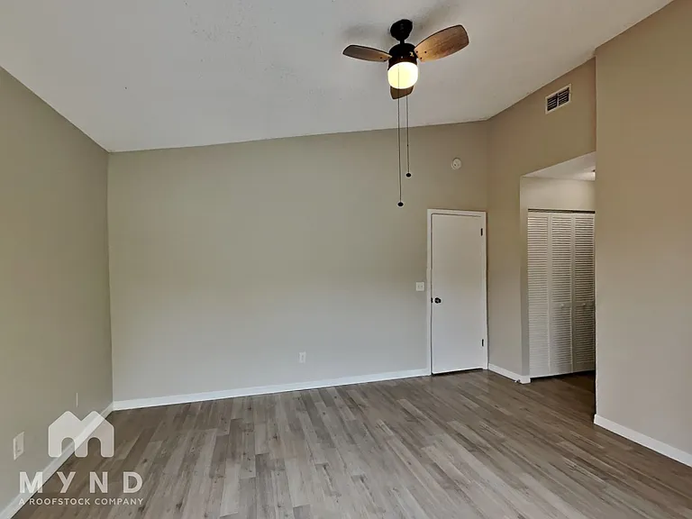 1960 Gregory Dr — Photo 8