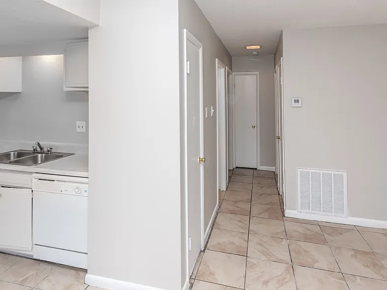 Royal Oaks Apartment Homes — Photo 16