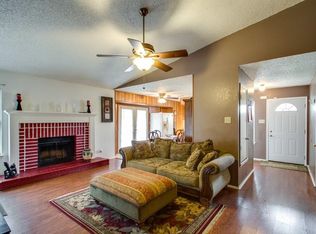 4225 Meadow Park Dr, Arlington, TX 76017