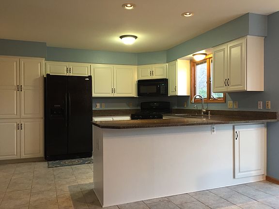 Kitchen with quartz counter