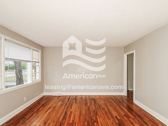 1358953_003_wm_-_living_room_13459099.jpg