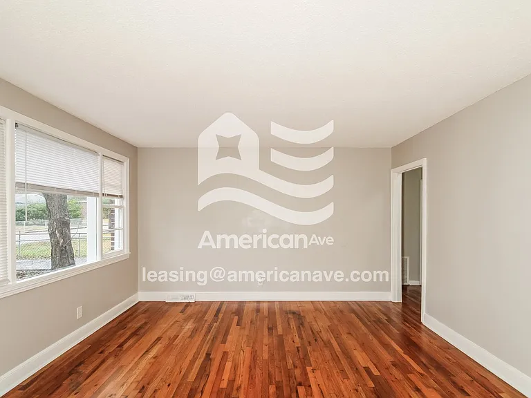 1358953_003_wm_-_living_room_13459099.jpg